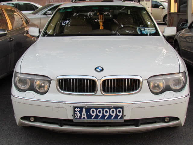 同样是五连号车牌,一块从劳斯莱斯沦落到宝骏,一块挂在僵尸车上