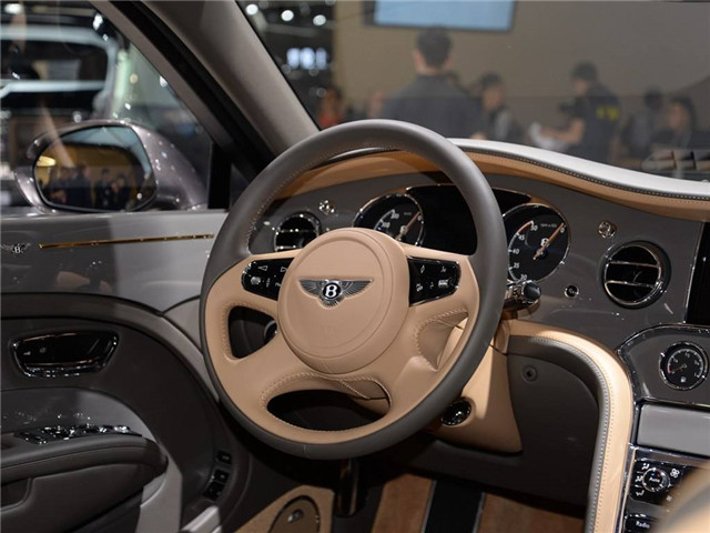 街头偶遇一辆800万宾利看到型号时没想到订车得等一年