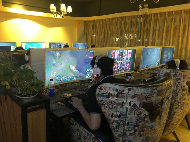 lol玩家去网吧和朋友开黑,看到这个情景,感觉绝地求生要凉了!