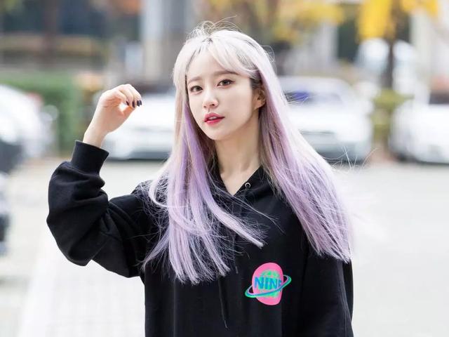 程潇小姐姐一头薄荷绿发色,造型少女气息十足,十分吸睛!