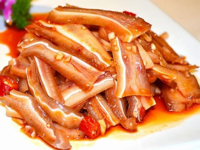 干锅鸡杂卤水猪耳朵泡椒鱿鱼须的做法
