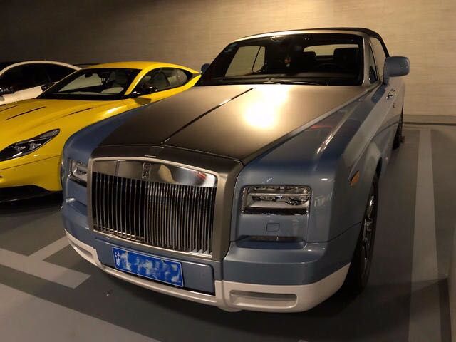 上海第1豪车库,张翰的拉法就停这,柱子和墙壁都贴瓷砖