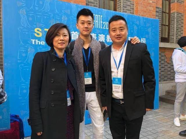 44岁赵海燕一家近照,儿子长得像苏有朋,老公颜值一言难尽