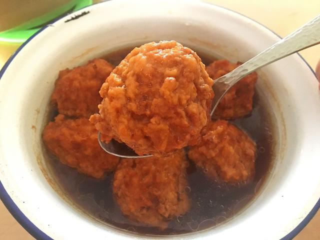 以前过年我们邻居多会买了肉来叫我妈帮她们加工,这个肉圆烧好后是不