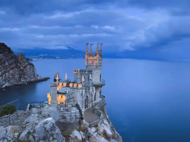 悬崖上的奇迹城堡,经历多次大地震都无损,9级地震后出现裂痕