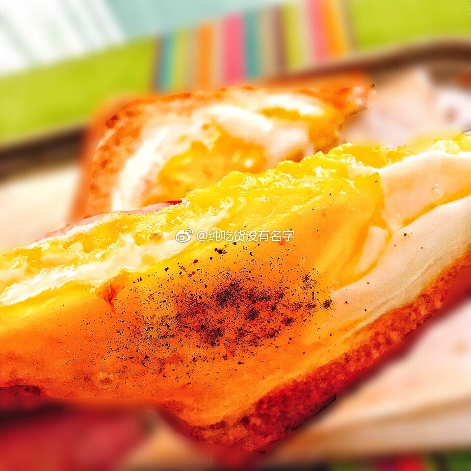 烤鸡蛋吐司香喷喷出炉咯～四边抹上花生酱