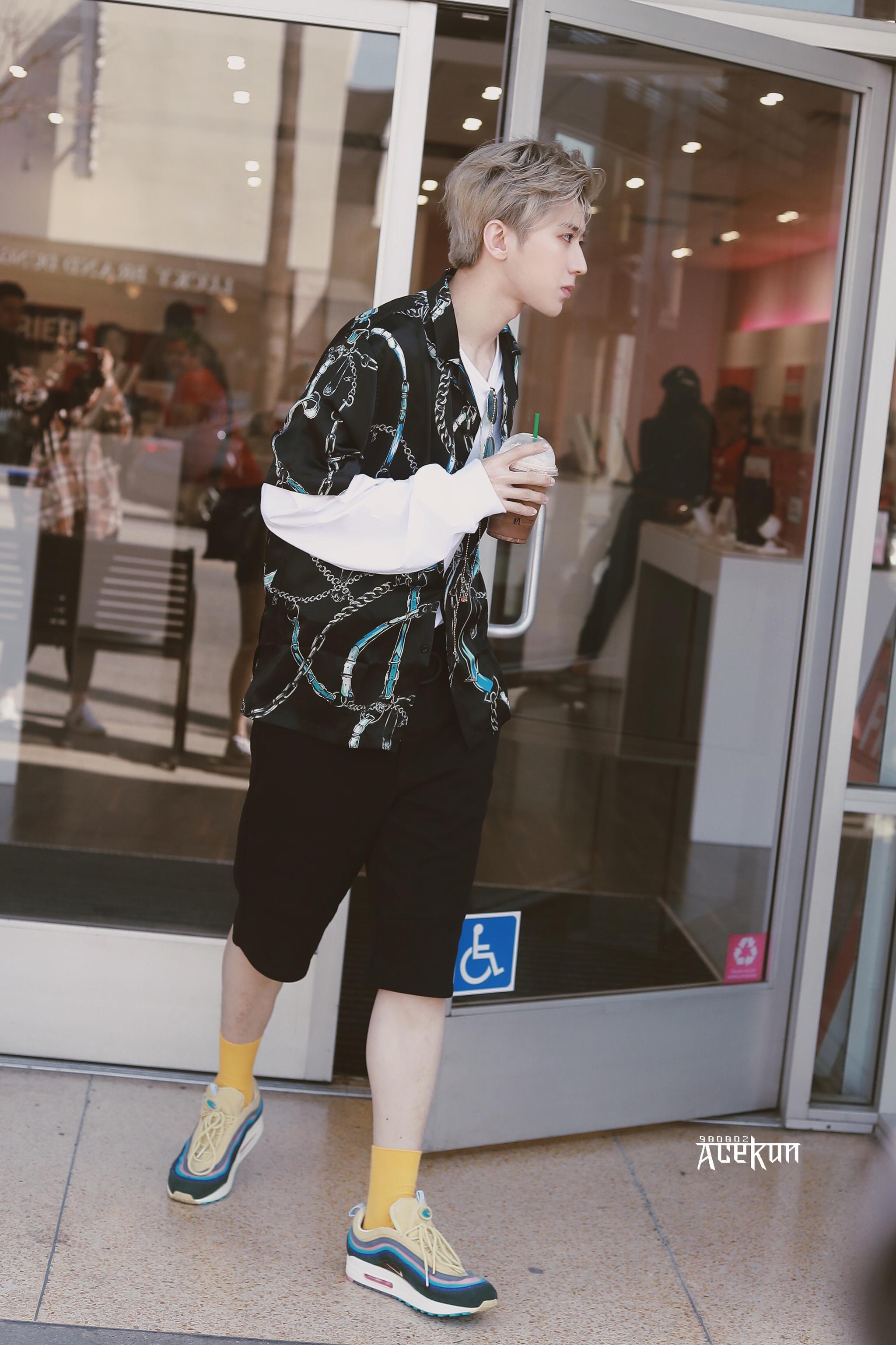 35岁雷佳音与20岁蔡徐坤同穿黄色袜子,一个是潮流,一个是泥石流