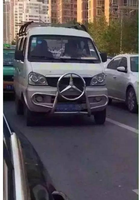 抖音爱好者如此疯狂奔驰车标屡屡被卸车主被恶搞到疯