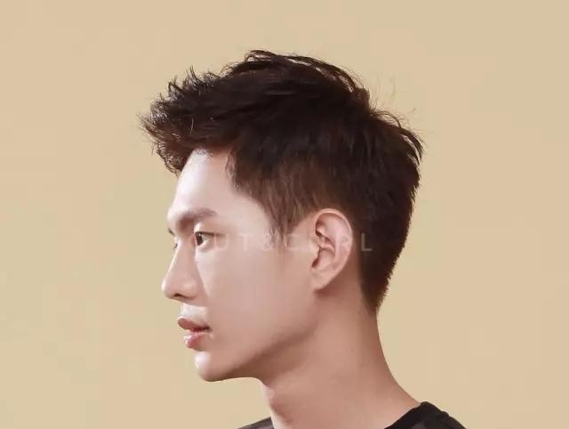 2017流行两侧铲短男士短发,为了女友也要剪一款