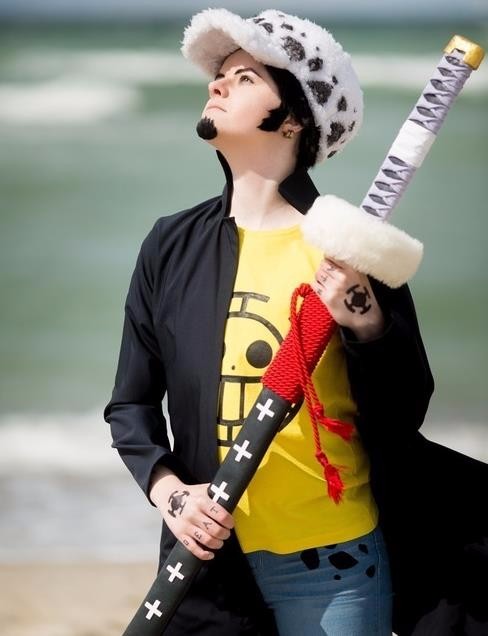 海贼王罗cosplay,网友:夭寿咯!罗被胖基德壁咚了?