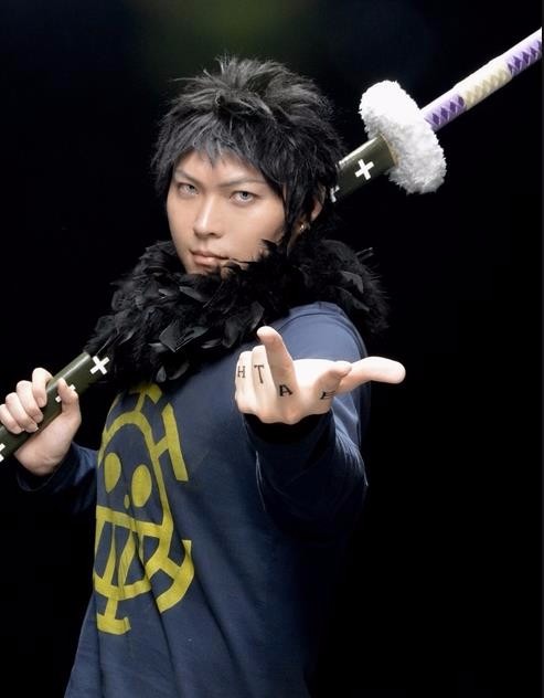 海贼王罗cosplay,网友:夭寿咯!罗被胖基德壁咚了?