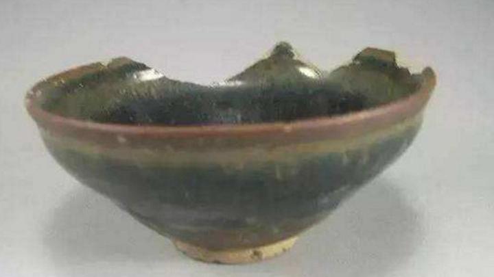 穷困小伙救一老乞丐,临走留一破碗当信物,3年后兑现百万大洋