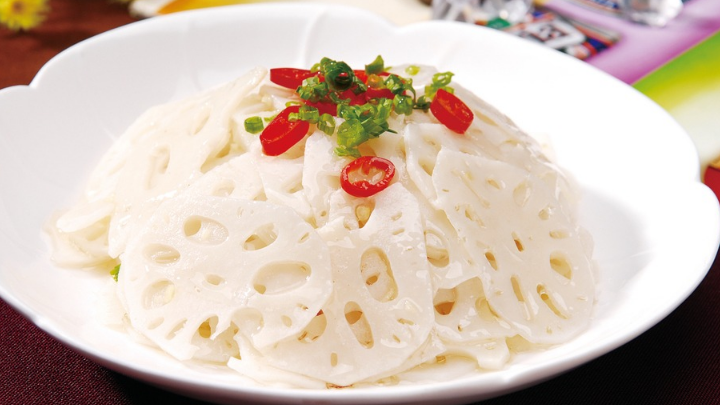 市场上常见的菜品莲藕皮薄肉厚色泽鲜亮是不可缺少的美味佳肴