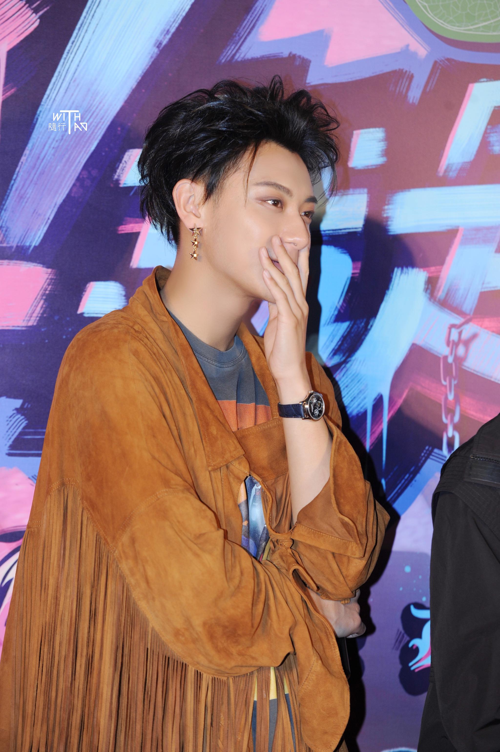 黄子韬星星耳坠