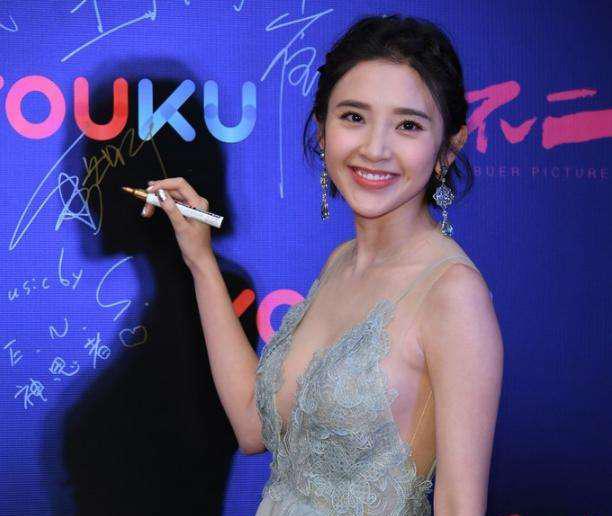 唐艺昕超大胆穿着现身活动, 亮点突出, 网友: 一个转身时间静止了