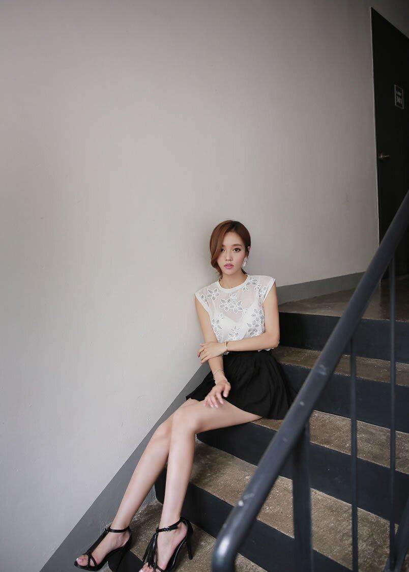 孙允珠镂空雕花无袖t恤搭配黑色褶皱小短裙 清丽优雅