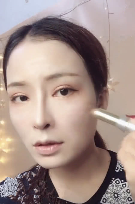 抖音大妈化妆爆火,妆后秒变18岁少女?网友:再不相信女人了