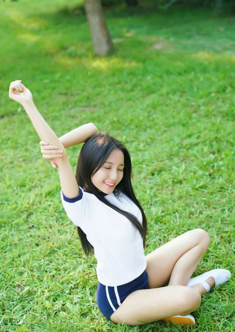 草地上的运动服青春美少女漂亮活力写真集67676767微相册微博