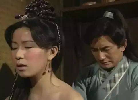 为何张无忌给女的输内力要脱衣服,给男的却不用,谜底你猜不到