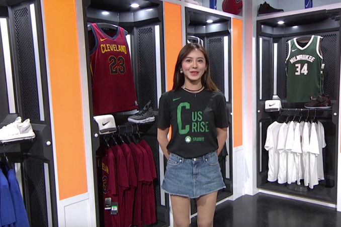 詹蜜主播美娜穿绿军球衣支持,只因掀起23号球衣而一炮而红