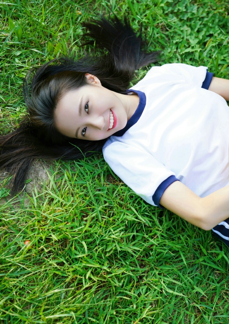 草地上的运动服青春美少女漂亮活力写真集67676767微相册微博