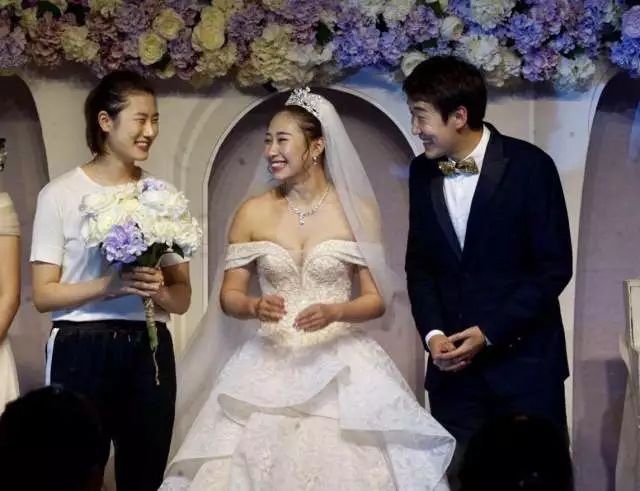 国乒名将娶国乒美女丁宁亮相婚礼敲打新郎国乒国手救过媳妇命