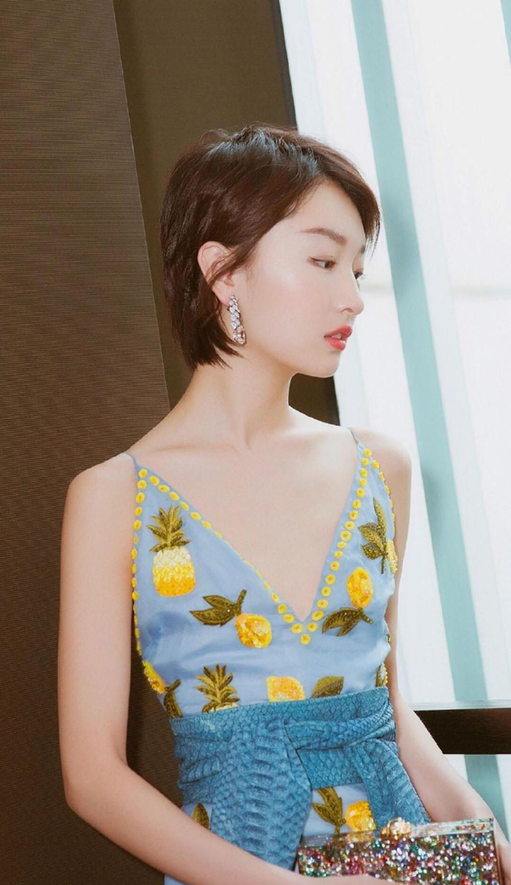 当周冬雨遇见李宇春哪位才是你心目中的平胸女神