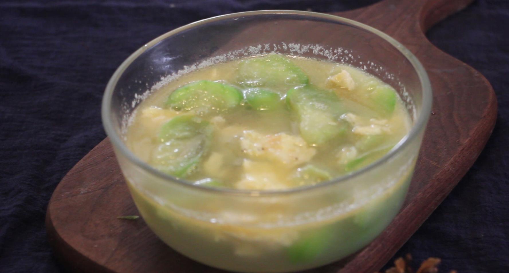 斑块,使皮肤洁白,细嫩,是不可多得的美容佳品,故丝瓜汁"美人水"之称