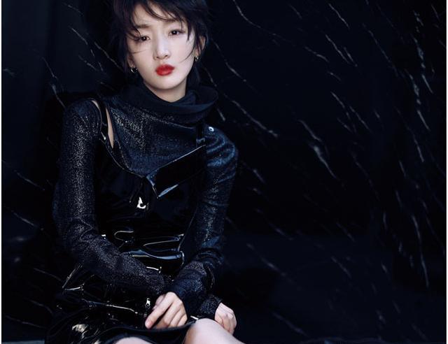 周冬雨拍摄时尚大片性感俏皮,外搭机车皮衣酷帅十足