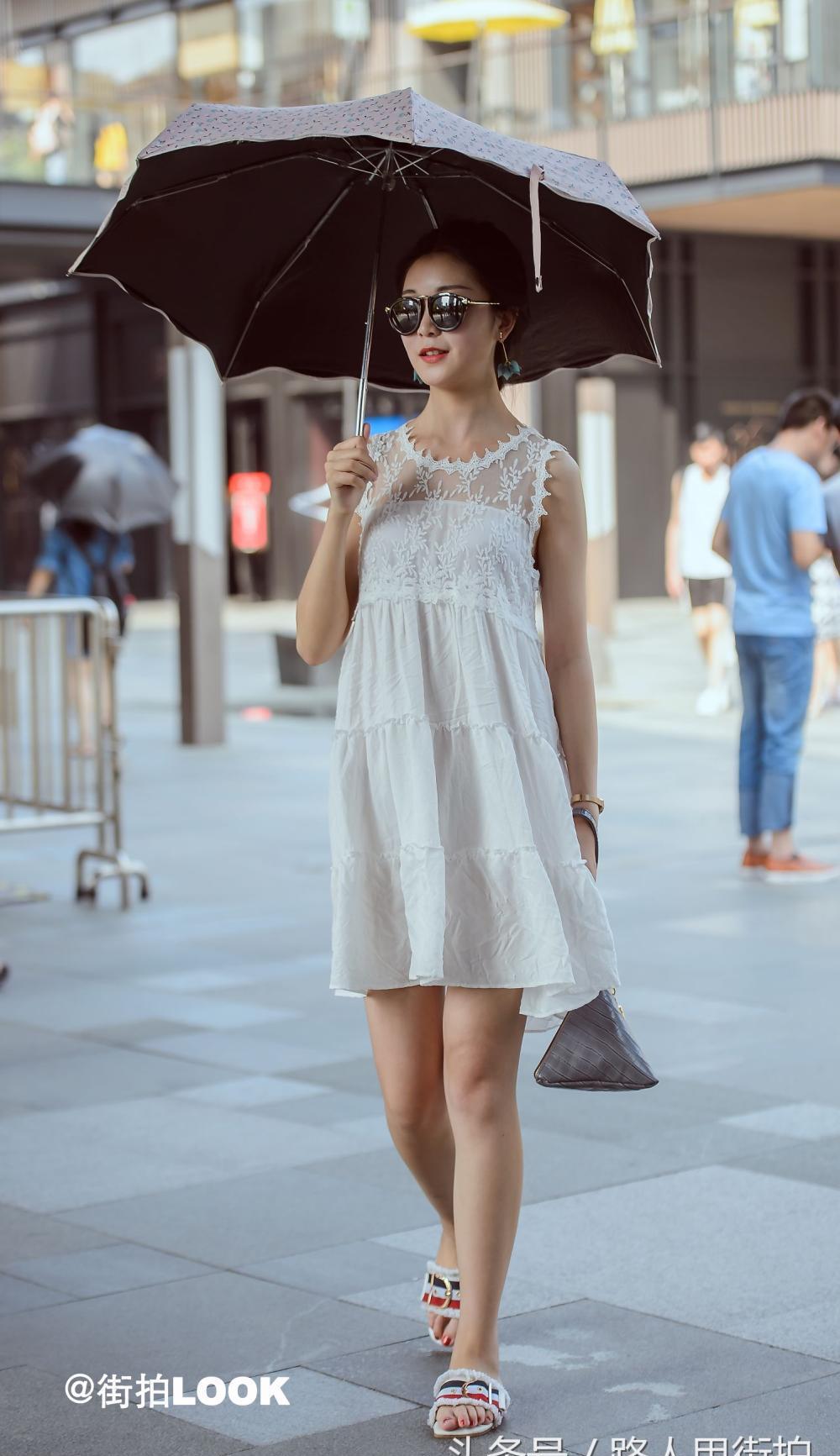 路人街拍, 小姐姐自己用竹子编制的包包, 大腿上还有一个包