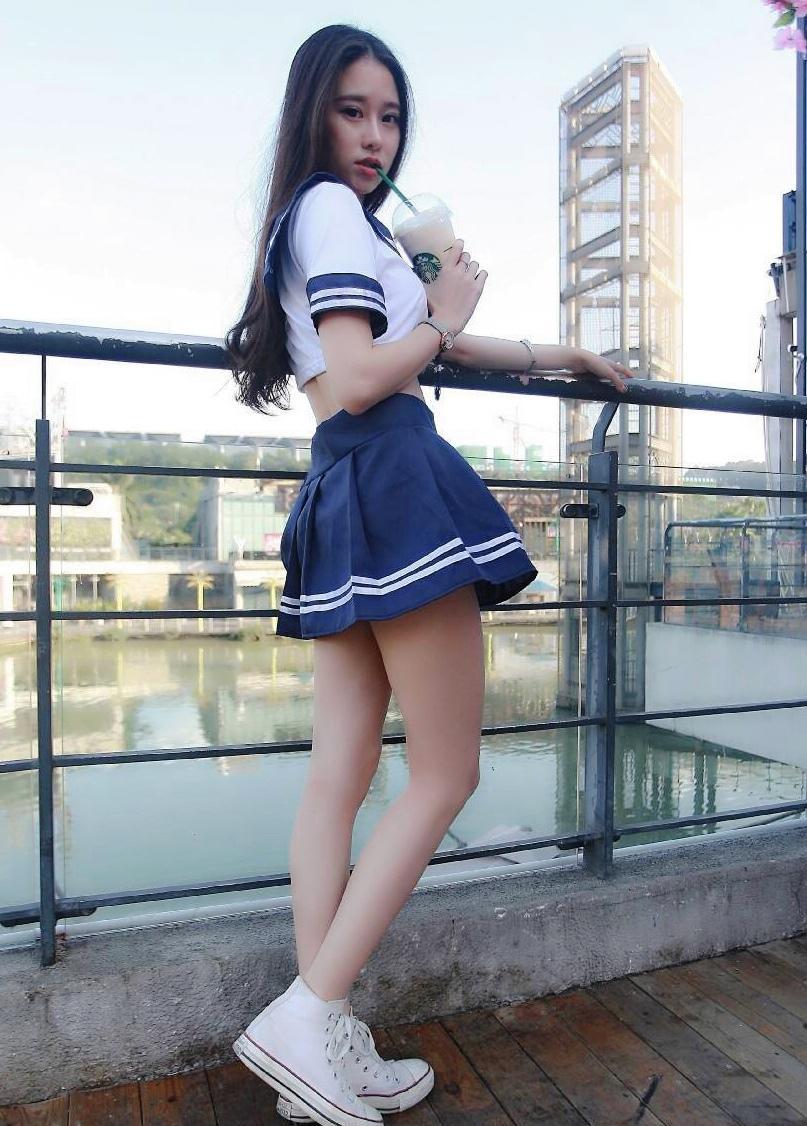 学生风搭配上一双白色的帆布鞋妹子的可爱甜美完美体现