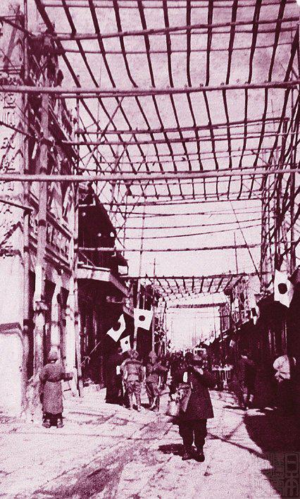 1938年初,日军控制下的杭州租界内的修鞋匠.