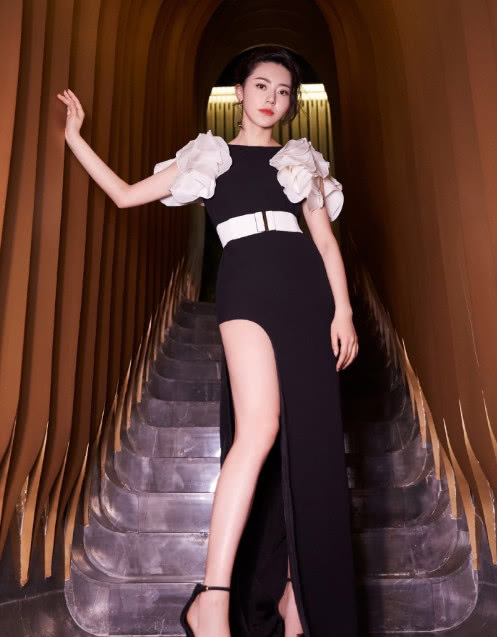 黄梦莹,用透明蕾丝当吊带,轻松穿出迷人抹胸裙!