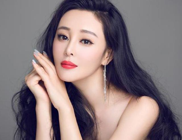 在网络上有人说何婕不是一般的军人,还有人说何婕的家提条件非常好,是