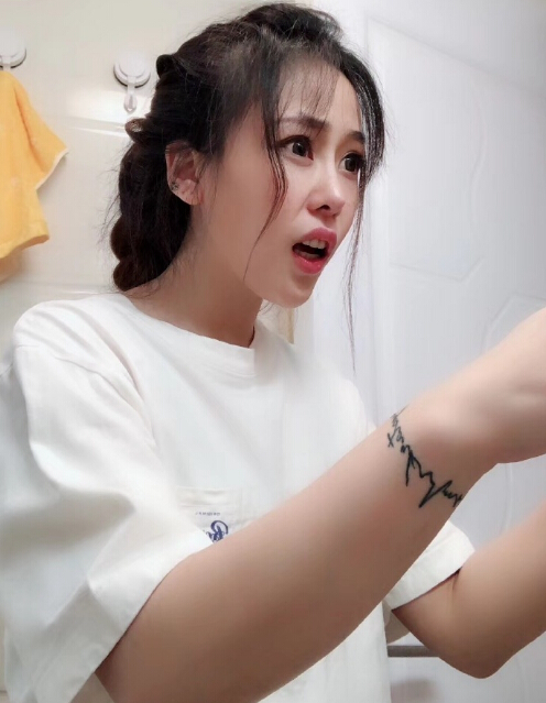 斗鱼卡卡晒cj海报却被发现不对劲 这照片怎么这么丑?