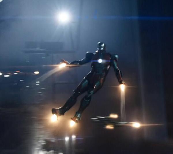 后,隐身系统与实战系统兼容,除了手掌心电弧脉冲炮和胸部集束炮以外