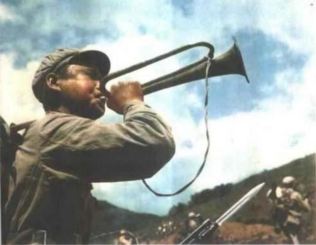 抗日剧中,为何战友冲锋时不会被身后机枪扫中?真实情况是这样!