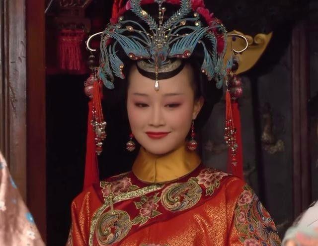 《甄嬛传》全剧四款点翠旗头, 甄嬛独占两款, 却不敌华妃一款!