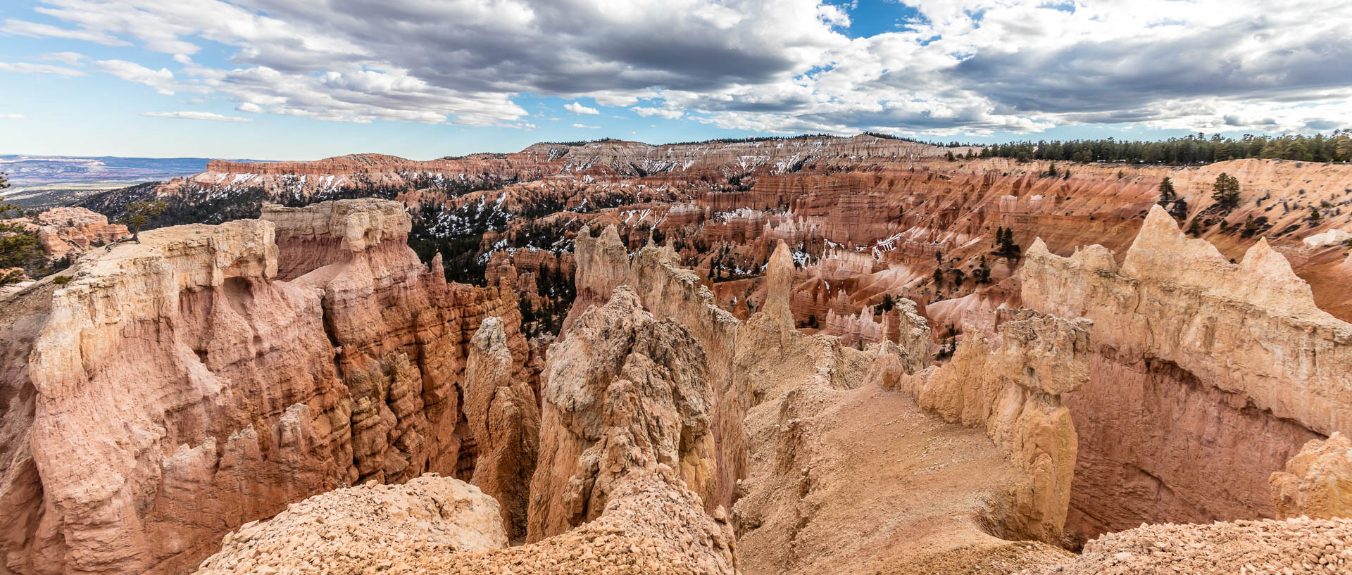 美国犹他州布莱斯峡谷半圆形的岩石盆地如同一个自然露天剧场