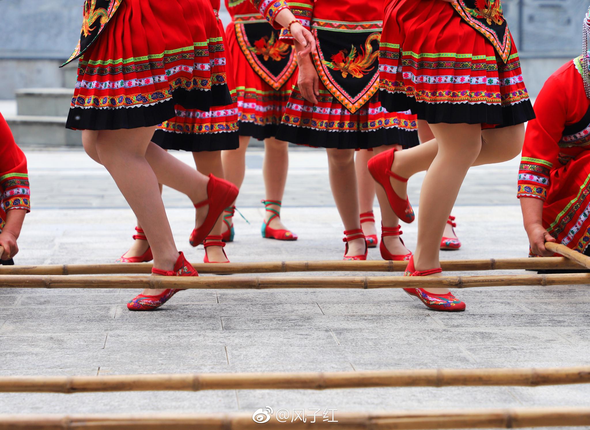 竹竿舞之后,两对新人换上最美的畲族服装,在众人的见证下,完成了一次