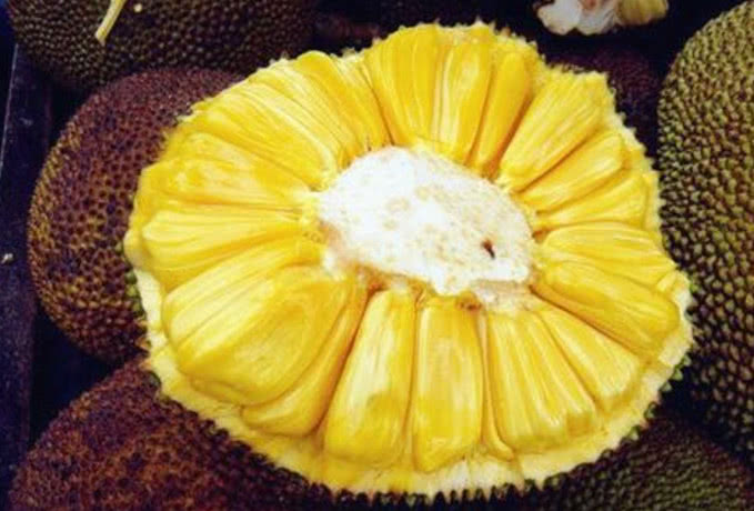 大妈街边卖菠萝蜜,用碗装着感觉份量很多,但吃到最后才发现有诈