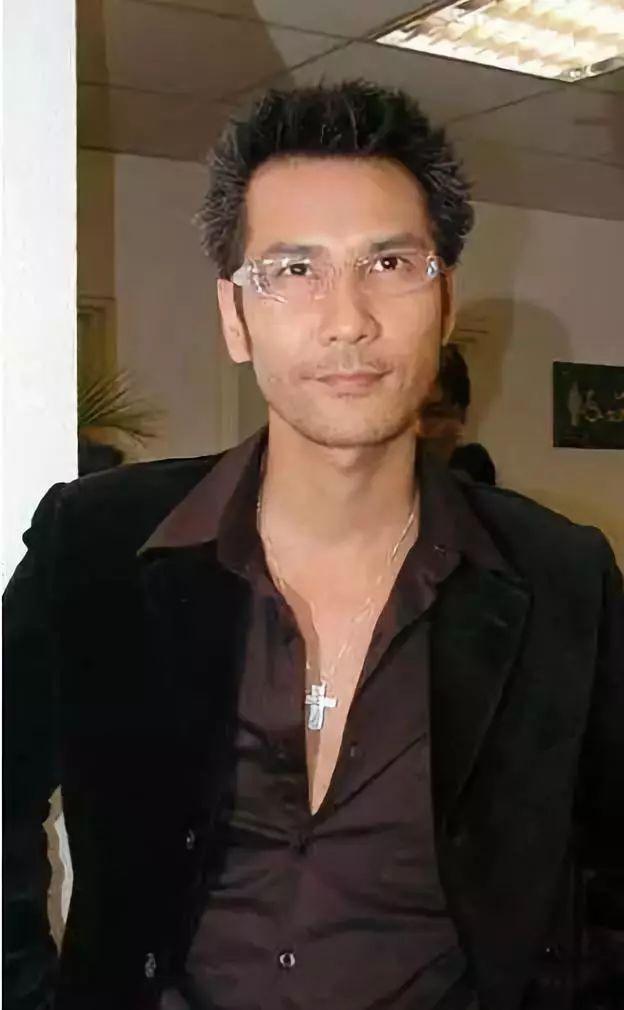 b》即将首播,预告片中曝光了陈启泰在剧中饰演黑帮大佬黎根的造型,令