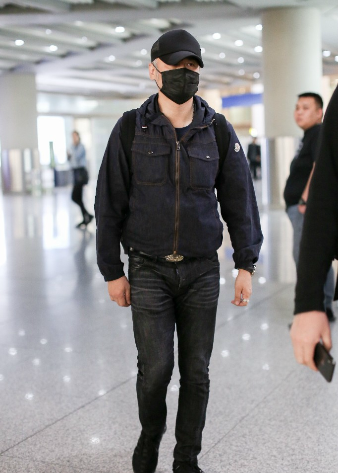 吴秀波现身机场戴口罩现身北京机场,穿着低调被拍