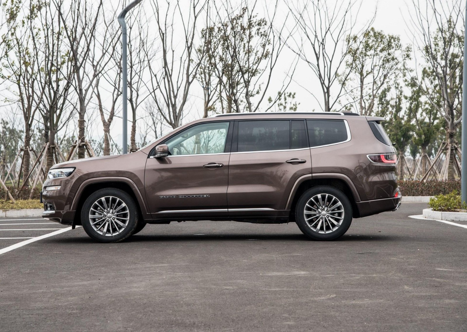 jeep大指挥官即将上市,同样有7座大空间,外形比汉兰达霸气