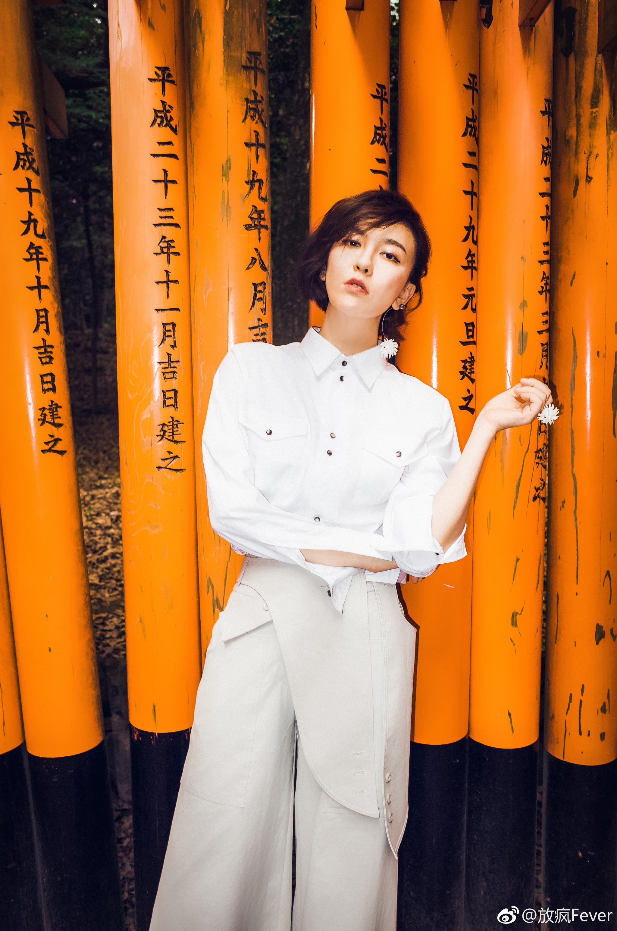 演员@吕佳容kelsey 曝光了一组写真大片,照片中,白色衬衫