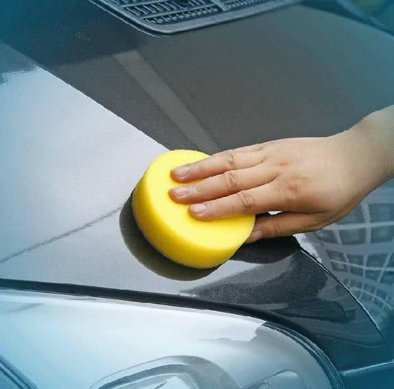 不要往车窗和挡风玻璃上涂蜡,否则玻璃上形成的油膜很难擦干净.