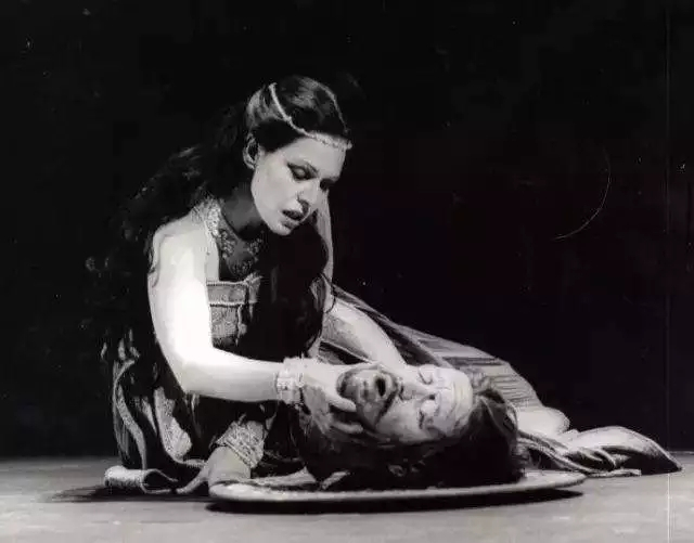 莎乐美爱上施洗者约翰,而约翰不为所动,公主为父王跳了一场七重纱舞