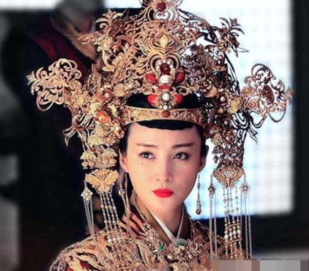 头戴夸张金属凤冠的女星蒋勤勤安以轩惊艳郑爽可爱而她最丑