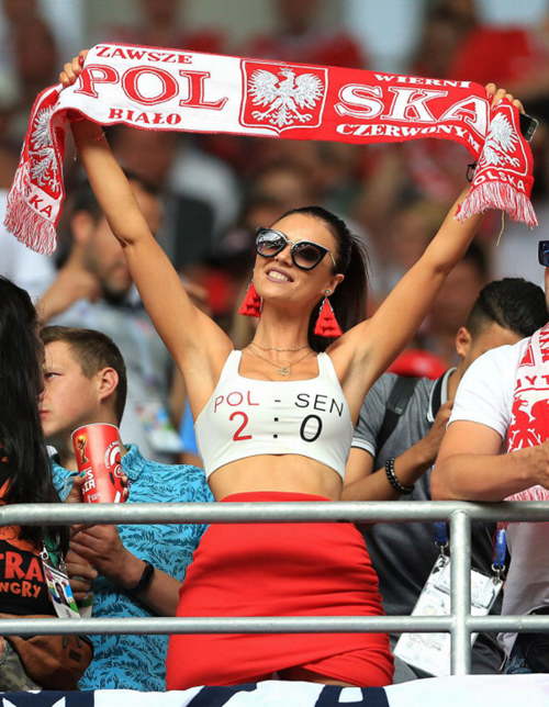 波兰女球迷惊艳世界杯!3姐妹国色天香,墨镜女郎胸前数字亮了
