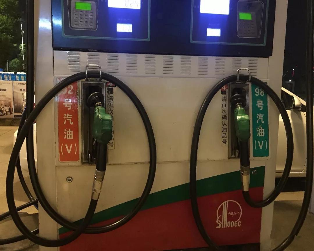 三菱evo被加油工怼了一箱92号汽油,事发后的处理过程让人心寒!